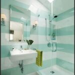 Badezimmer Style : Badezimmer Grundriss Badezimmer Mintgruene Querstreifen Wandfarbe Glasdusche Wandwaschbecken Dachfenster Badezimmer Grundriss