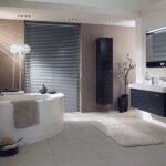 Badezimmer Style : Badezimmer Grundriss Badezimmer Taupe Wandfarbe Eckbadewanne Jalousie Schwarzer Hochschrank Stehleuchte Badezimmer Grundriss