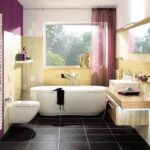 Badezimmer Style : Badezimmer Im Landhausstil Badezimmer Aubergine Akzentwand Beige Fliesen Mosaikfries Freistehende Badewanne Handtuchheizkoerper Badezimmer Im Landhausstil Einrichten