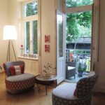 Badezimmer Style : Badezimmer Im Landhausstil Wohnzimmer Altbau Fischgraetparkett Polstersessel Stehleuchte Balkontuer Kleines Badezimmer Mit Dusche Modern Gestalten Badezimmer Style : Badezimmer Im Landhausstil Wohnzimmer Altbau Fischgraetparkett Polstersessel Stehleuchte Balkontuer Kleines Badezimmer Mit Dusche Modern Gestalten