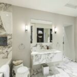 Badezimmer Style : Badezimmer Ohne Fliesen Badezimmer Weisser Marmor Schwebender Waschtisch Handtuchheizkoerper Wandleuchten Badezimmer Dekorieren