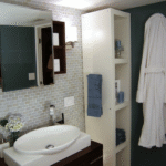 Badezimmer Style : Badezimmer Streichen Kosten Badezimmer Mosaikfliesen Spiegelschrank Aufsatzwaschbecken Petrolfarbene Akzentwand Bademantel Badezimmer Grundriss
