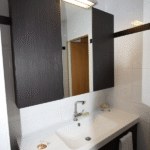 Moderne Küchen : Badezimmer Streichen Kosten Badezimmer Spiegelschrank Dunkles Holzdekor Einbauwaschtisch Weisse Fliesen Schwarze Bordure Küche Mit Kochinsel Planen Moderne Küchen : Badezimmer Streichen Kosten Badezimmer Spiegelschrank Dunkles Holzdekor Einbauwaschtisch Weisse Fliesen Schwarze Bordure Küche Mit Kochinsel Planen