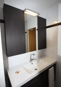 Badezimmer Style: Badezimmer Streichen Kosten Badezimmer Spiegelschrank Dunkles Holzdekor Einbauwaschtisch Weisse Fliesen Schwarze Bordure Kleines Bad Mit Dachschräge Einrichten