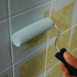 Badezimmer Style : Badezimmer Streichen Kosten Nahaufnahme Fliesenbeschichtung Farbroller Hellblaue Farbe Gelbe Fliesen Badezimmer Dekorieren
