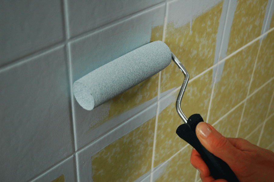 Badezimmer Design : Badezimmer Streichen Kosten Nahaufnahme Fliesenbeschichtung Farbroller Hellblaue Farbe Gelbe Fliesen Badezimmer Streichen Kosten