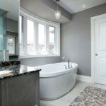Badezimmer Style : Badezimmer Streichen Statt Fliesen Badezimmer Graue Wandfarbe Freistehende Badewanne Erkerfenster Kieselstein Teppich Kleines Badezimmer Mit Dusche Modern Gestalten Badezimmer Style : Badezimmer Streichen Statt Fliesen Badezimmer Graue Wandfarbe Freistehende Badewanne Erkerfenster Kieselstein Teppich Kleines Badezimmer Mit Dusche Modern Gestalten