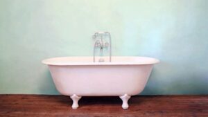 Wohnzimmer Ideen: Badezimmer Streichen Statt Fliesen Badezimmer Mintgruene Wandfarbe Freistehende Badewanne Mit Fuessen Holzboden Moderne Wohnzimmer Deko Ideen