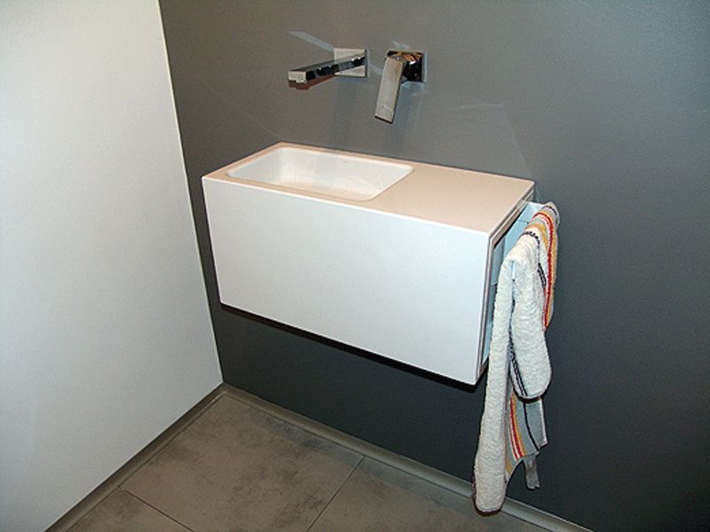 gaestewc anthrazit wandfarbe wandhaengendes handwaschbecken grosse bodenfliesen