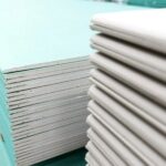 Ratgeber : Badezimmer Streichen Statt Fliesen Nahaufnahme Gruene Gipskartonplatten Stapel Feuchtraumplatten Bad Oder Küche Zuerst Renovieren?