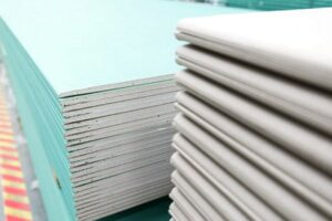 Moderne Küchen: Badezimmer Streichen Statt Fliesen Nahaufnahme Gruene Gipskartonplatten Stapel Feuchtraumplatten Küche Mit Kochinsel Planen