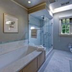 Badezimmer Style : Badezimmer Trends 2027 Badezimmer Graublaue Wandfarbe Einbaubadewanne Glasdusche Dachfenster Hellgraue Bodenfliesen Kleines Bad Renovieren