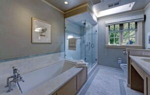 Badezimmer Style : Badezimmer Trends 2027 Badezimmer Graublaue Wandfarbe Einbaubadewanne Glasdusche Dachfenster Hellgraue Bodenfliesen Badezimmer Trends 2027