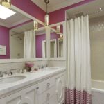 Badezimmer Style : Badezimmer Trends 2027 Badezimmer Pinke Wandfarbe Doppelwaschtisch Marmorplatte Duschvorhang Haengeleuchten Badezimmer Im Landhausstil Einrichten Badezimmer Style : Badezimmer Trends 2027 Badezimmer Pinke Wandfarbe Doppelwaschtisch Marmorplatte Duschvorhang Haengeleuchten Badezimmer Im Landhausstil Einrichten