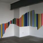Ratgeber : Badezimmer Trends 2027 Wandgestaltung Bunte Vertikalstreifen Weisse Wand Stahltraeger Betonboden 10 Küchenplanung Fehler Vermeiden