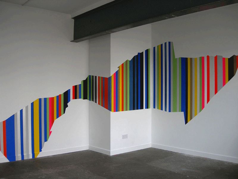 wandgestaltung bunte vertikalstreifen weisse wand stahltraeger betonboden