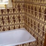 Ratgeber : Badsanierung Berlin Badewanne Gelbe Retro Fliesen Braunes Blattmuster Fensterbank Badsanierung Berlin Ideen: Altbau, Kosten Und Handwerkersuche