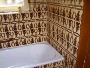 Ratgeber : Badsanierung Berlin Badewanne Gelbe Retro Fliesen Braunes Blattmuster Fensterbank Badsanierung Berlin Ideen: Altbau, Kosten Und Handwerkersuche