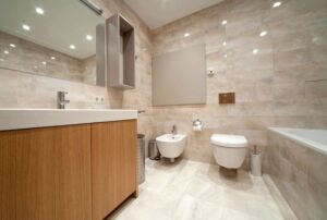 Ratgeber: Badsanierung Berlin Badezimmer Beige Marmoroptik Fliesen Hochglanz Bidet Holzunterschrank Einbaubadewanne Küchenplanung Fehler Beheben
