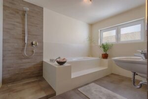 Ratgeber : Badsanierung Berlin Badezimmer Einbaubadewanne Podest Beige Fliesen Bodengleiche Dusche Ziegeloptik Duschwand Badsanierung Berlin Ideen: Altbau, Kosten Und Handwerkersuche