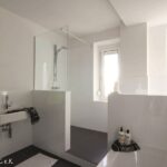 Moderne Küchen : Badsanierung Berlin Badezimmer Weisse Grossformatfliesen Glasduschwand Bodengleiche Dusche Dunkle Bodenfliesen Küche Mit Kochinsel Planen Moderne Küchen : Badsanierung Berlin Badezimmer Weisse Grossformatfliesen Glasduschwand Bodengleiche Dusche Dunkle Bodenfliesen Küche Mit Kochinsel Planen