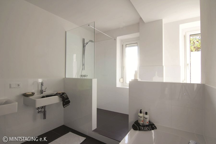 Ratgeber : Badsanierung Berlin Badezimmer Weisse Grossformatfliesen Glasduschwand Bodengleiche Dusche Dunkle Bodenfliesen Badsanierung Berlin Ideen: Altbau, Kosten Und Handwerkersuche