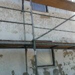 Ratgeber : Badsanierung Berlin Hausfassade Abblaetternder Putz Baugeruest Fenster Sanierungsbedarf Badsanierung Berlin Ideen: Altbau, Kosten Und Handwerkersuche