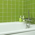 Ratgeber : Badsanierung Berlin Nahaufnahme Gruene Wandfliesen Weisse Fugen Badewanne Seifenspender Badsanierung Berlin Ideen: Altbau, Kosten Und Handwerkersuche