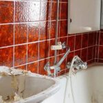 Badezimmer Style : Badsanierung In Der Nahe Altbau Badezimmer Rotbraune Fliesen Abbruch Durchlauferhitzer Waschbecken Badewanne Kleines Badezimmer Mit Dusche Modern Gestalten