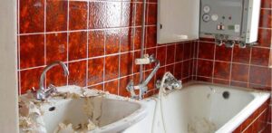 Ratgeber: Badsanierung In Der Nahe Altbau Badezimmer Rotbraune Fliesen Abbruch Durchlauferhitzer Waschbecken Badewanne Badsanierung In Der Nähe: So Finden Sie Den Passenden Fachbetrieb