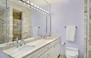 Ratgeber: Badsanierung In Der Nahe Badezimmer Flieder Wandfarbe Doppelwaschtisch Steinoptik Duschbereich Spiegelleuchten Badsanierung In Der Nähe: So Finden Sie Den Passenden Fachbetrieb