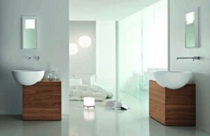 Ratgeber : Badsanierung In Der Nahe Badezimmer Zwei Aufsatzwaschbecken Holzunterschraenke Weisse Wandfarbe Glaswand Badsanierung In Der Nähe: So Finden Sie Den Passenden Fachbetrieb