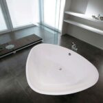 Badezimmer Style : Badsanierung Kosten Und Ideen Badezimmer Dreieckige Einbaubadewanne Dunkle Bodenfliesen Glasfront Wandregale Wellness-Bad Zu Hause Gestalten