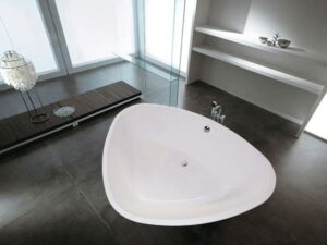 Badezimmer Design: Badsanierung Kosten Und Ideen Badezimmer Dreieckige Einbaubadewanne Dunkle Bodenfliesen Glasfront Wandregale Badezimmer Streichen Kosten