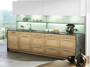 Moderne Küchen: Badsanierung Kosten Und Ideen Kueche Eichenfronten Weisse Oberschraenke Mintgruene Glasrueckwand Regalbeleuchtung Küche Ohne Oberschränke