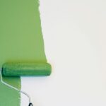 Badezimmer Style : Badsanierung Kosten Und Ideen Nahaufnahme Farbroller Gruene Wandfarbe Weisse Wand Badspiegel Mit Beleuchtung