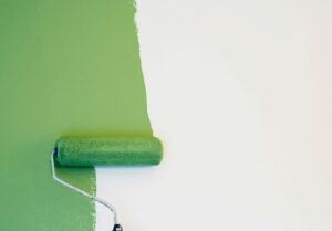 Ratgeber: Badsanierung Kosten Und Ideen Nahaufnahme Farbroller Gruene Wandfarbe Weisse Wand Badsanierung München: Kosten, Planung Und Besonderheiten