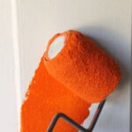 Ratgeber : Badsanierung Kosten Und Ideen Nahaufnahme Farbroller Orange Wandfarbe Weisse Tuer Kuchenplanung Fehler Ideen