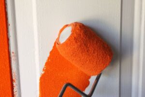 Ratgeber: Badsanierung Kosten Und Ideen Nahaufnahme Farbroller Orange Wandfarbe Weisse Tuer Badsanierung Berlin Ideen: Altbau, Kosten Und Handwerkersuche