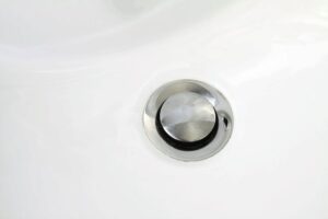 Fliesen & Farben: Badsanierung Kosten Und Ideen Nahaufnahme Waschbecken Ablaufstopfen Chrom Weisse Keramik Graue Fliesen Im Bad Kombinieren