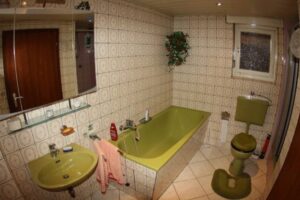 Ratgeber : Badsanierung Munchen Altbau Badezimmer Gruene Sanitaerobjekte Beige Muster Fliesen Einbaubadewanne Fischaugenperspektive Badsanierung München: Kosten, Planung Und Besonderheiten