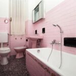 Ratgeber : Badsanierung Munchen Altbau Badezimmer Rosa Fliesen Rosa Sanitaerobjekte Eckbadewanne Bidet Badsanierung München: Kosten, Planung Und Besonderheiten