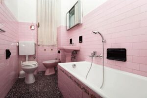 Ratgeber: Badsanierung Munchen Altbau Badezimmer Rosa Fliesen Rosa Sanitaerobjekte Eckbadewanne Bidet Badsanierung München: Kosten, Planung Und Besonderheiten