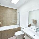 Moderne Küchen : Badsanierung Munchen Badezimmer Holzoptik Fliesen Einbaubadewanne Duschwand Weisse Wandfliesen Grosser Spiegel Küche Mit Theke Planen Moderne Küchen : Badsanierung Munchen Badezimmer Holzoptik Fliesen Einbaubadewanne Duschwand Weisse Wandfliesen Grosser Spiegel Küche Mit Theke Planen
