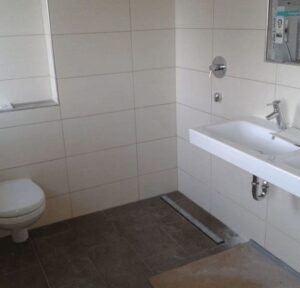 Badezimmer Style: Badspiegel Mit Beleuchtung Badezimmer Bodengleiche Dusche Duschrinne Beige Grossformatfliesen Haengendes Wc Nische Badspiegel Mit Beleuchtung
