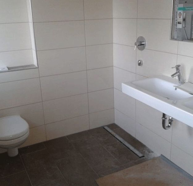 Badezimmer Style : Badspiegel Mit Beleuchtung Badezimmer Bodengleiche Dusche Duschrinne Beige Grossformatfliesen Haengendes Wc Nische Badspiegel Mit Beleuchtung