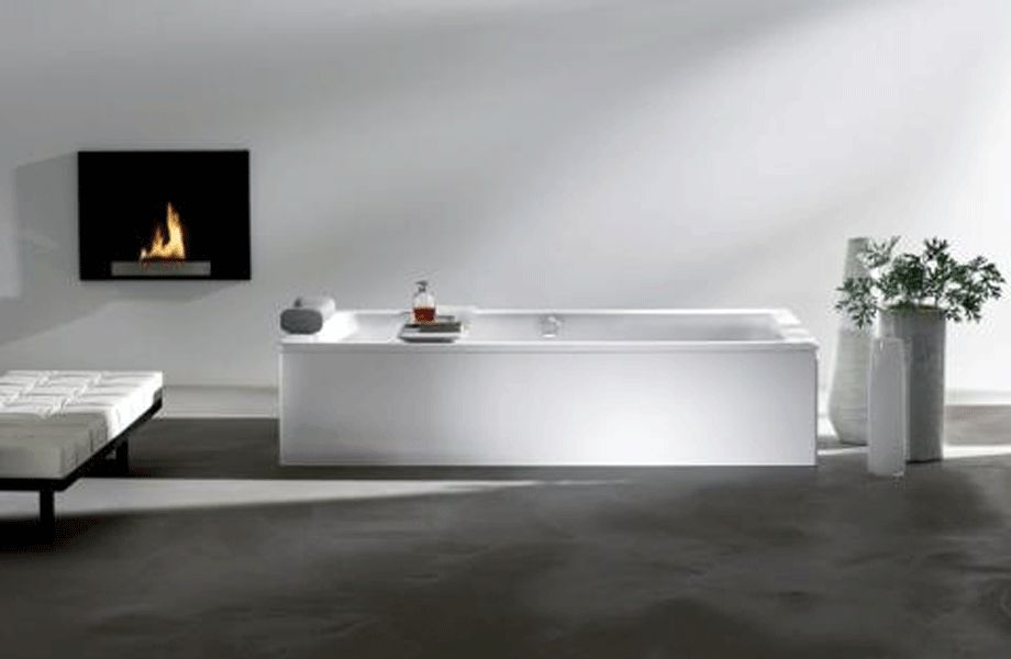 badezimmer einbaubadewanne minimalistisch wandkamin dunkler betonboden bank