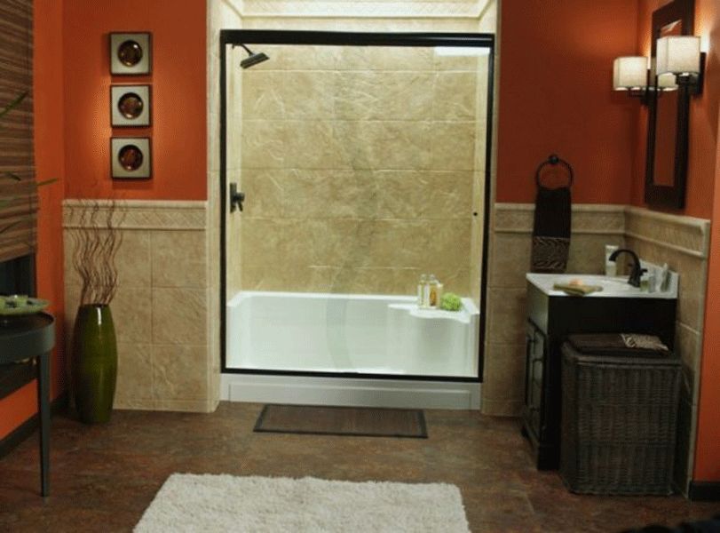 badezimmer orange wandfarbe duschkabine schiebetuer beige marmoroptik fliesen korbwaeschetruhe