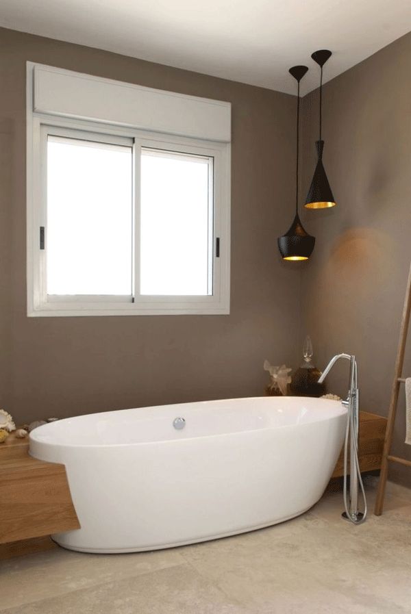 badezimmer taupe wandfarbe freistehende badewanne schwarze pendelleuchten holzablage