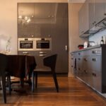 Badezimmer Style : Badspiegel Mit Beleuchtung Kueche Graue Hochglanzfronten Doppelbackofen Esstisch Parkettboden Wandteppich Wellness-Bad Zu Hause Gestalten